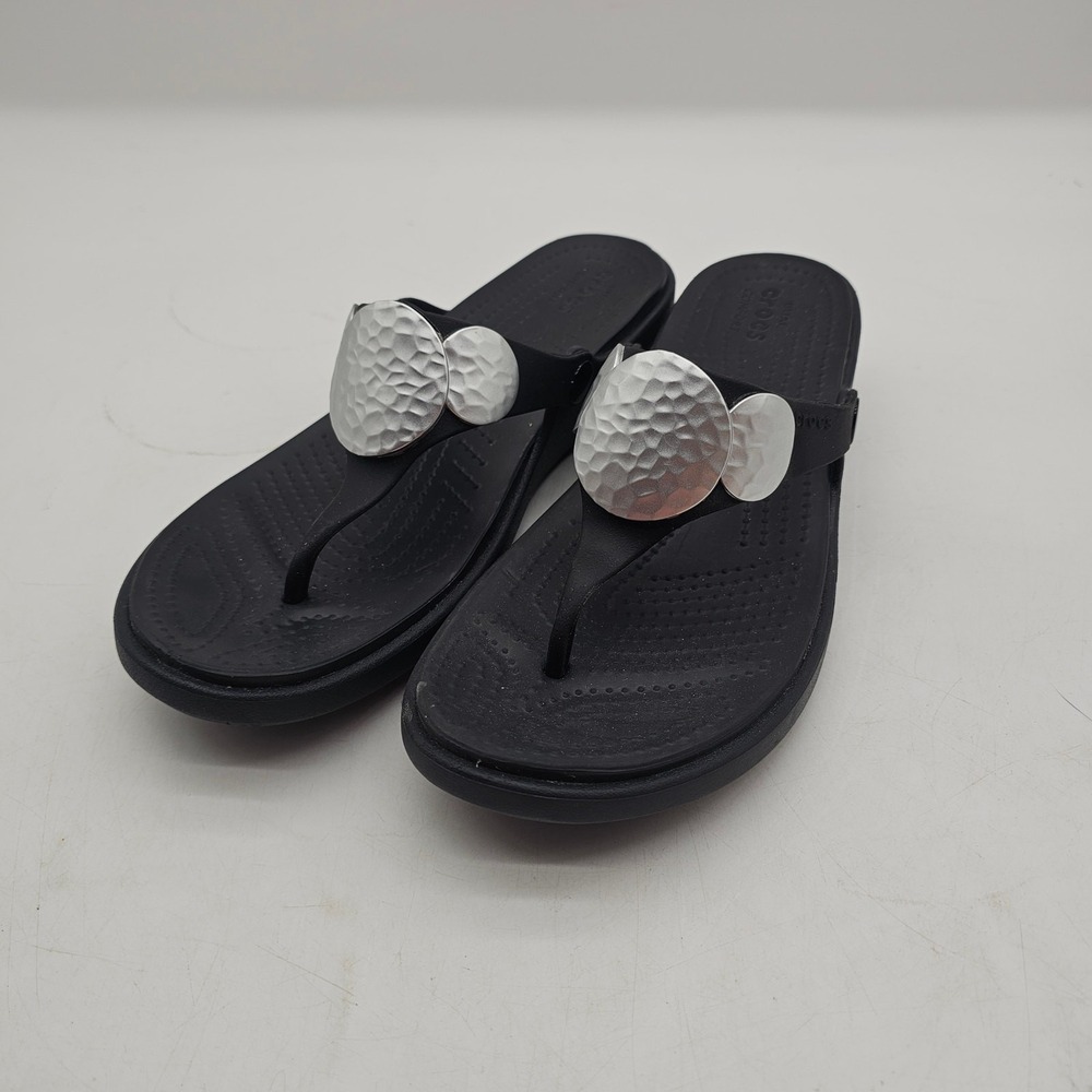 Crocs Sanrah Women's Silver Hammered Discs Black Wedge Thong Sandals Sz 10